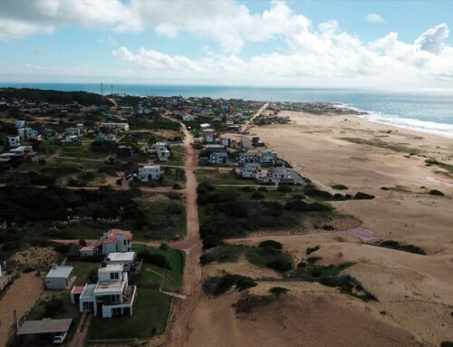 Vecinos de Punta del Diablo alertan sobre el «impacto ambiental» del adoquinado en Playa de Los Pescadores 