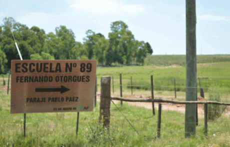 Cartelería de señalización vial y nombres de predios